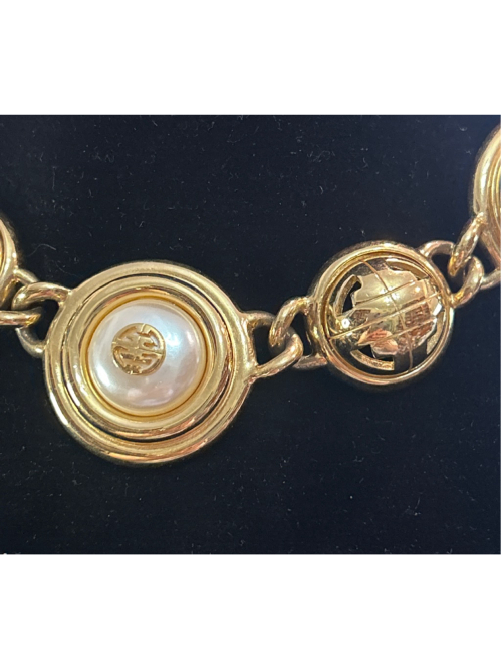 Women's Givenchy Gold Tone Pearl Choker Necklace 16” - Picture 3 of 4